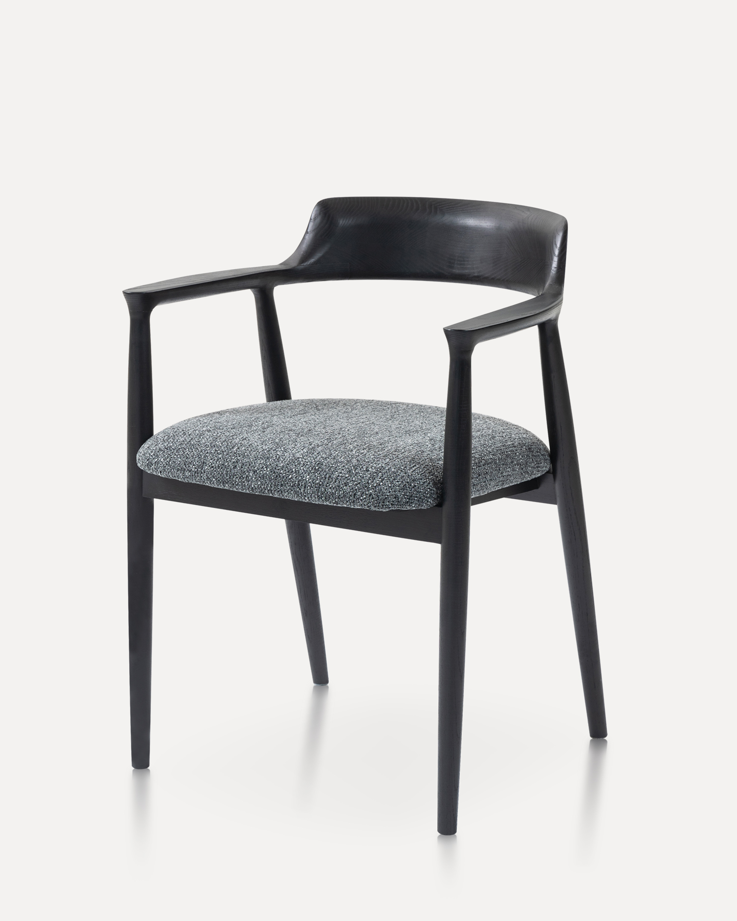 미니멀리스트 팔걸이 나무 의자