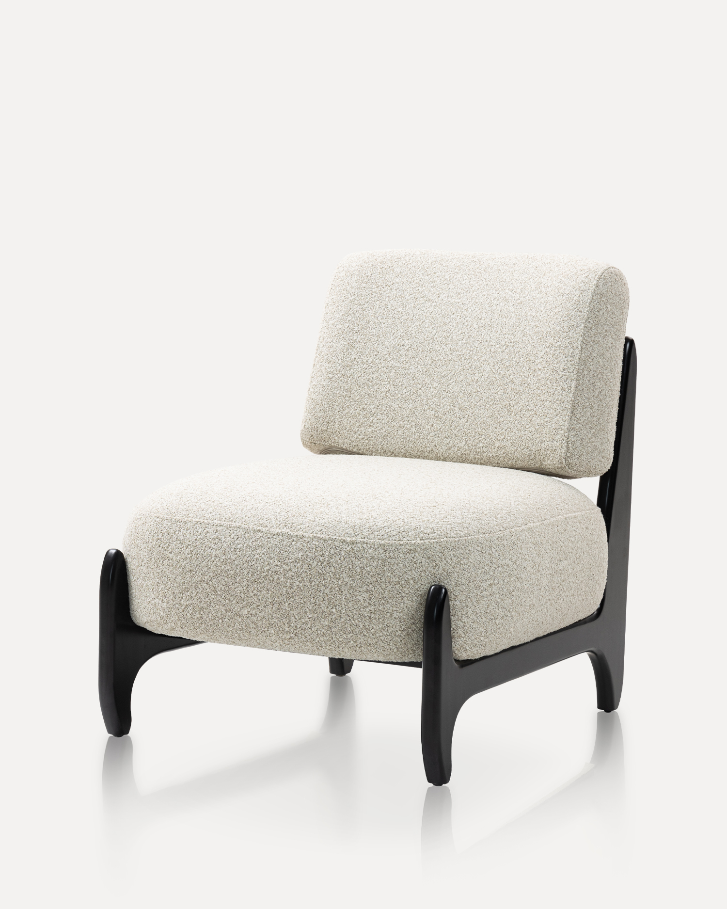 쿠션 된 아늑한 나무 의자