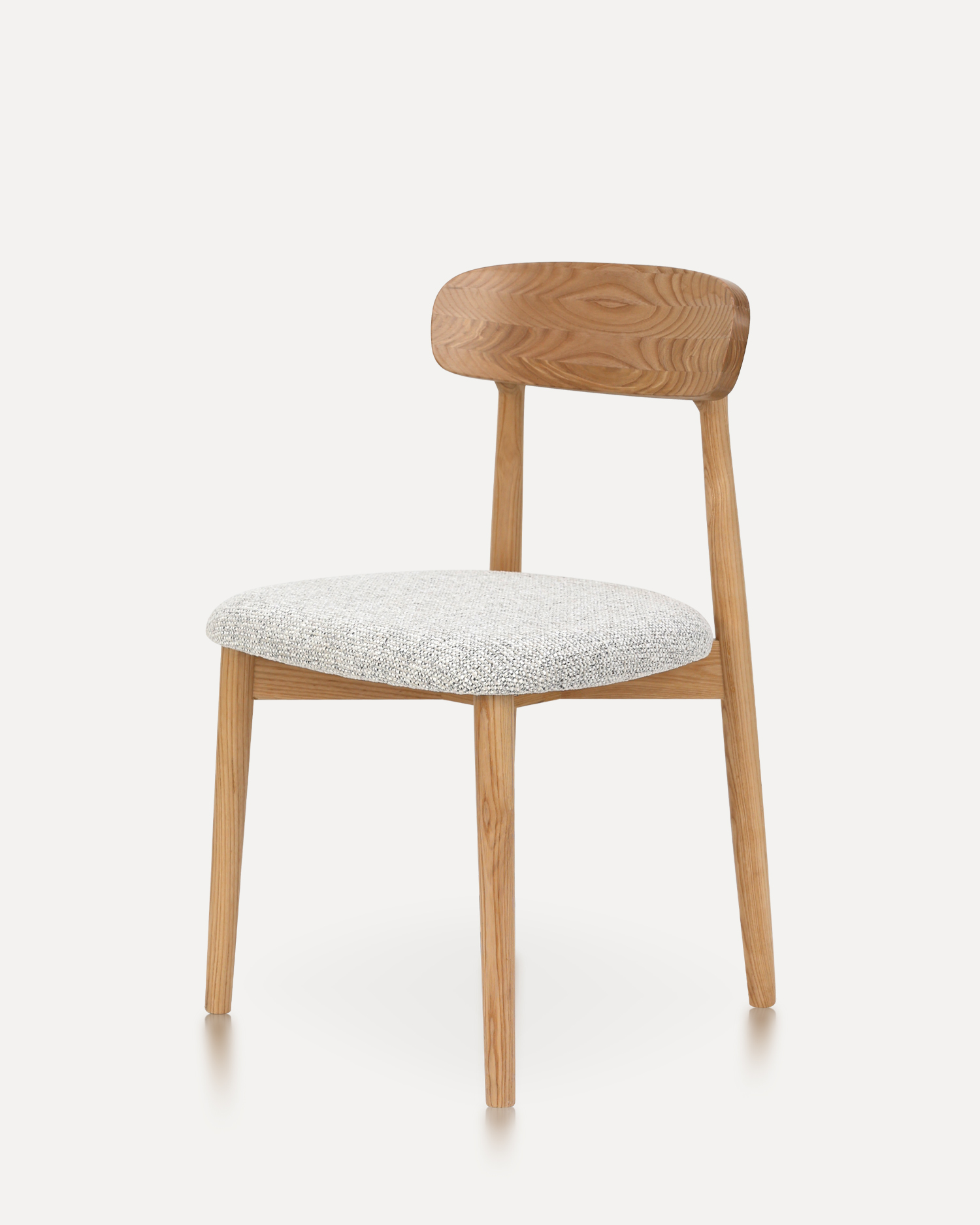 호두 톤의 클래식 나무 의자