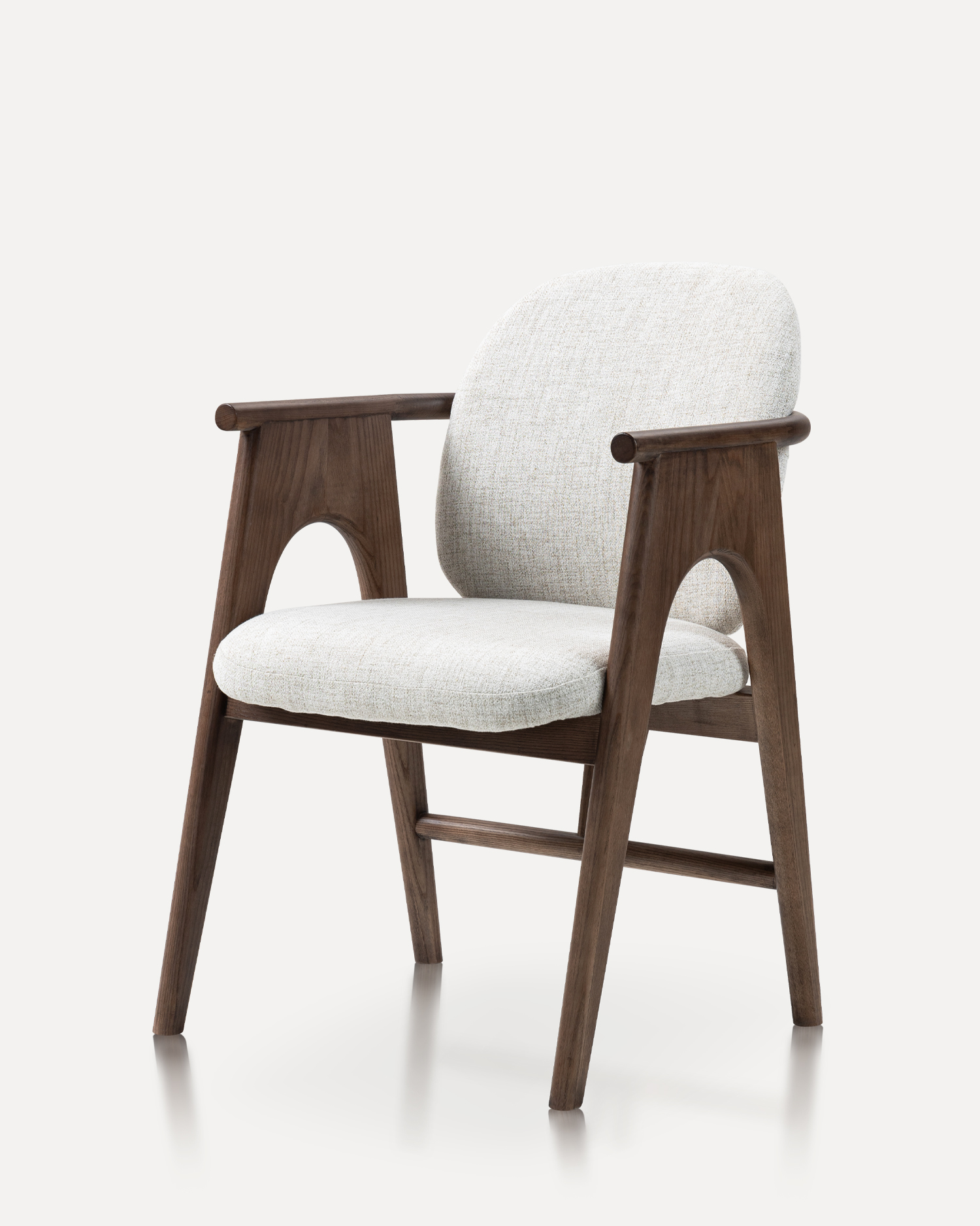 우아한 덮개를 씌운 나무 의자