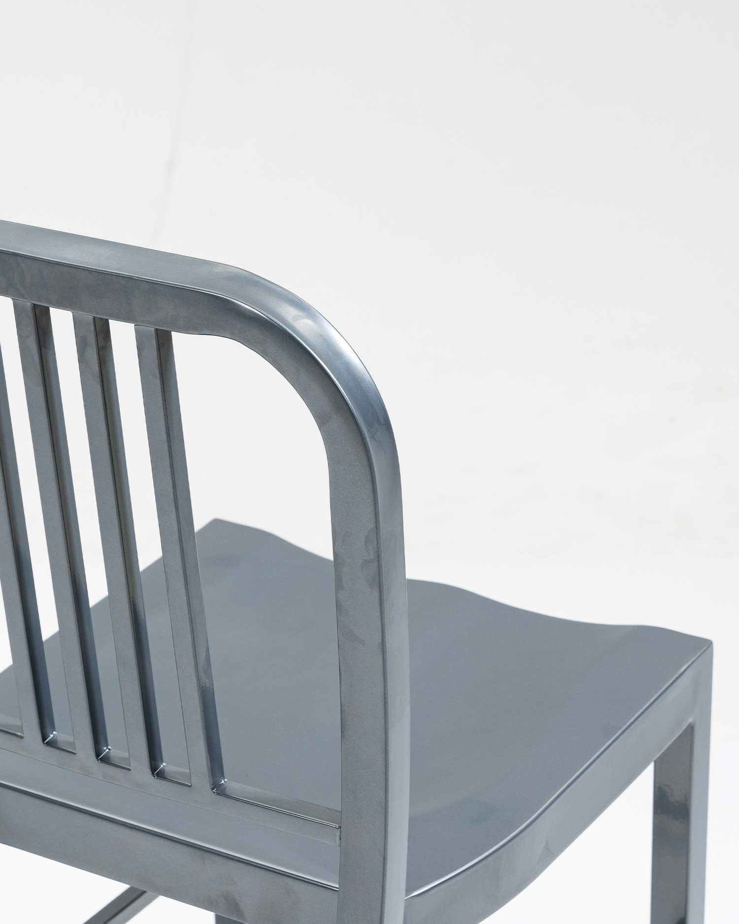 시대를 초월한 디자인 아이언 의자 시대를 초월한 디자인 아이언 의자