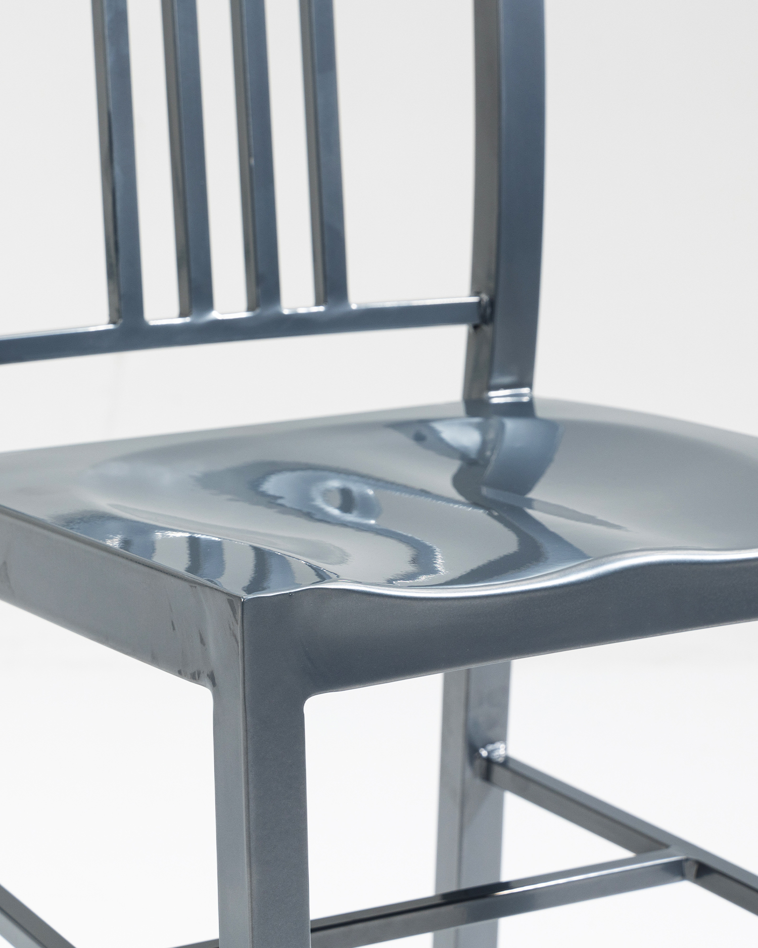 시대를 초월한 디자인 아이언 의자 시대를 초월한 디자인 아이언 의자