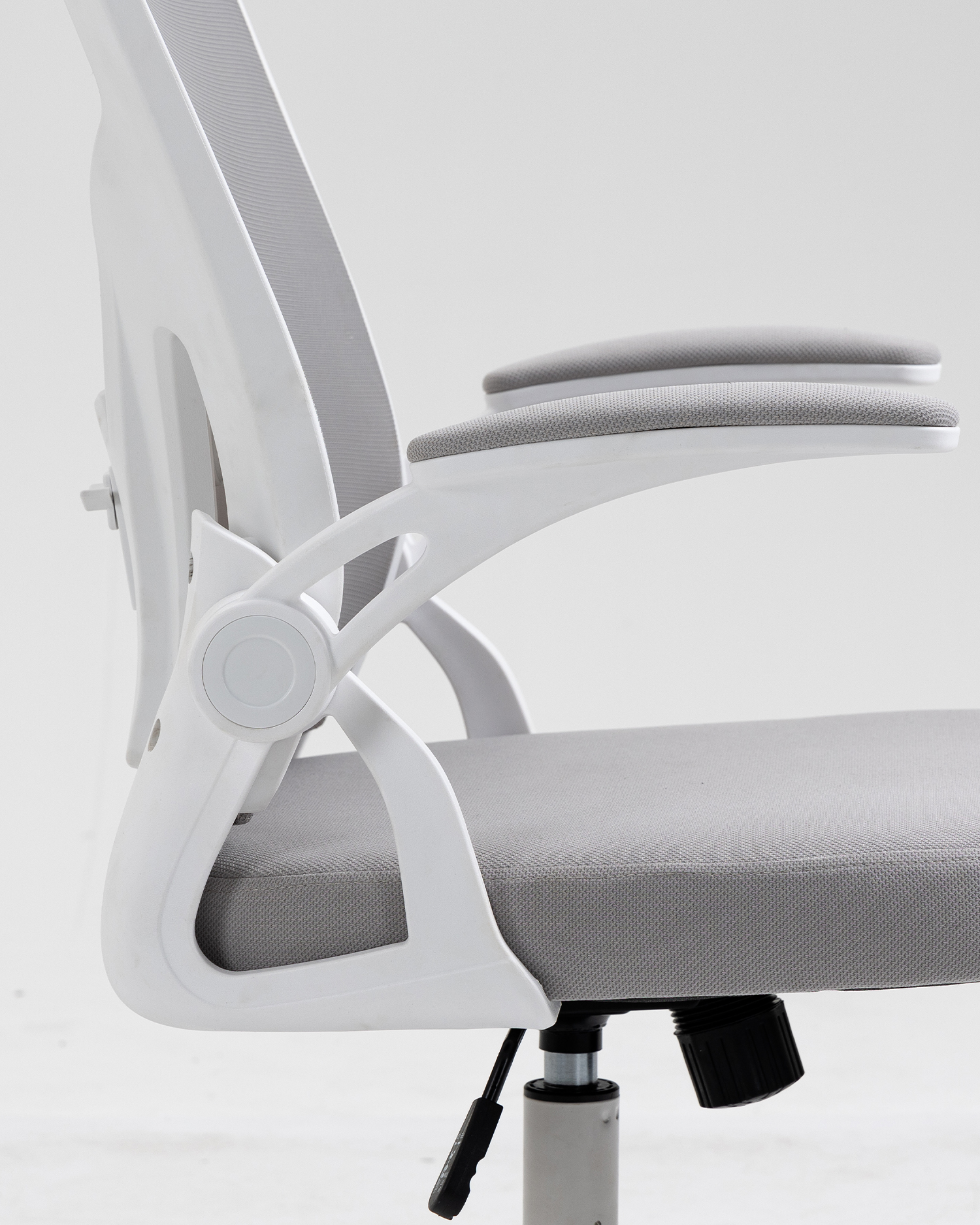 조절 가능한 팔걸이가있는 사무실 의자 조절 가능한 팔걸이가있는 사무실 의자